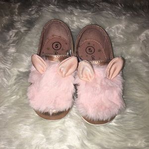 Size 5 Cat & Jack slip on faux fur shoes.